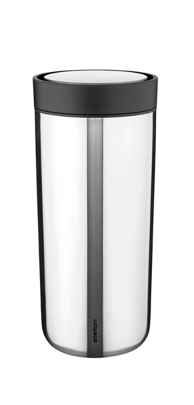 Edelstahlfarbener Stelton To Go Click Thermo Becher mit schwarzem Deckel, ideal für unterwegs, hält Getränke warm.